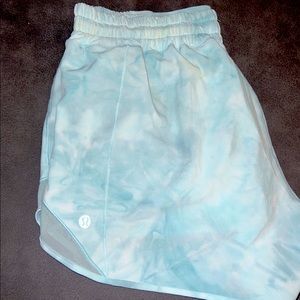 Lululemon Hot Hotty 4” shorts